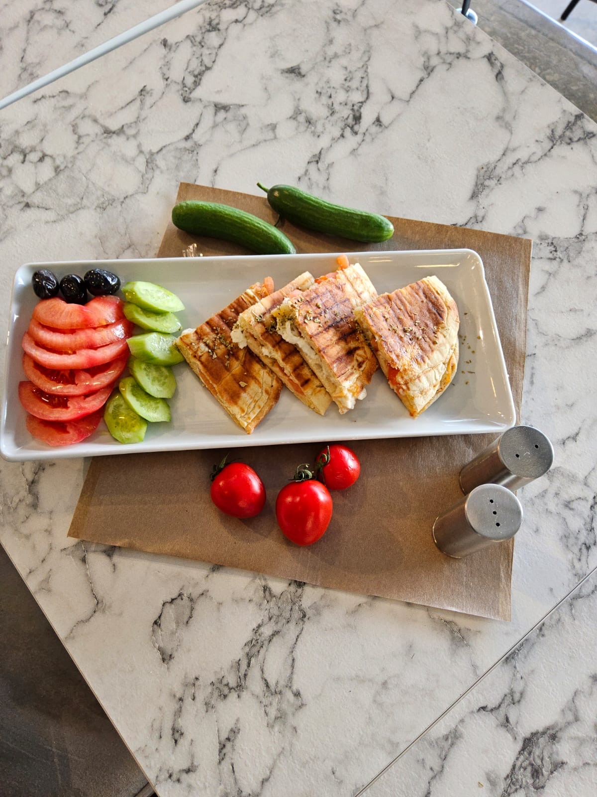 Kekikli Beyaz peynirli domatesli bazlama